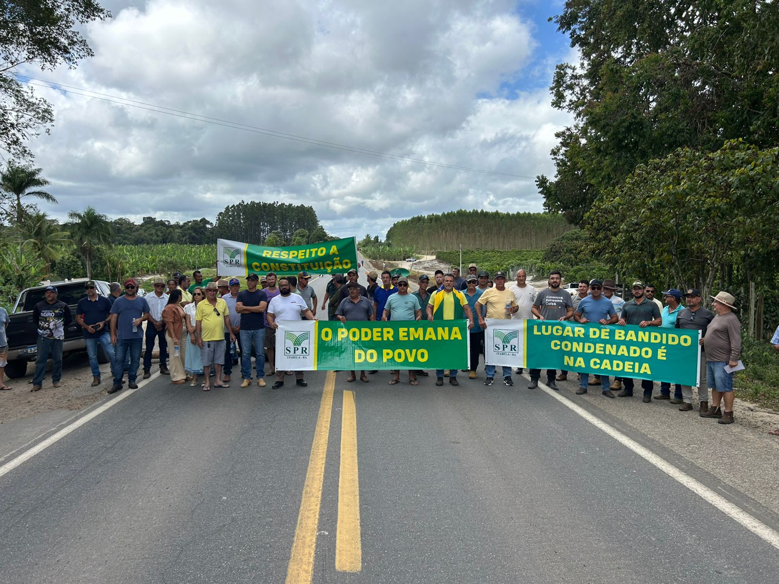 Imagem de Produtores rurais bloqueiam BR-101 em protesto contra invasões de terra no Extremo Sul da Bahia
