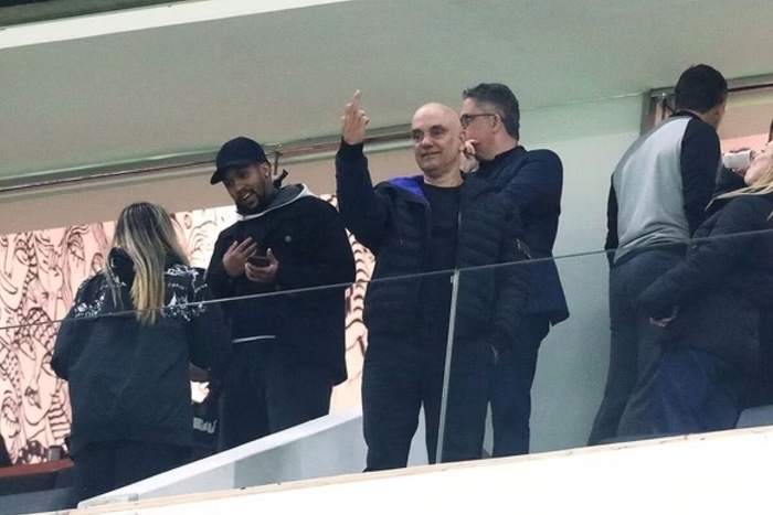 Imagem de Fotógrafo é demitido após registrar gesto obsceno de Moraes em estádio