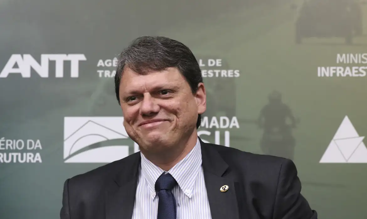 Imagem de Tarcísio lidera corrida pelo governo de São Paulo e venceria Haddad no segundo turno