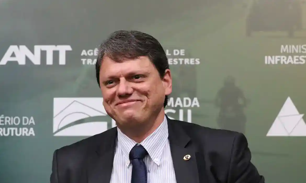 Imagem de Tarcísio lidera corrida pelo governo de São Paulo e venceria Haddad no segundo turno