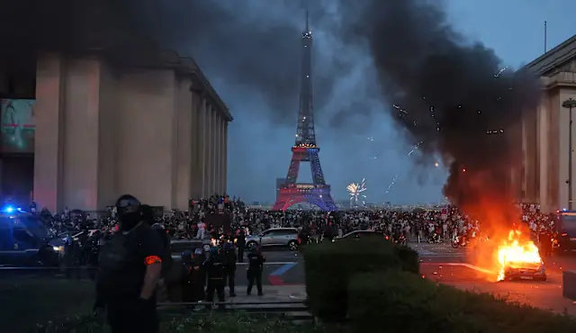 Imagem de Comemoração do título do PSG termina com mais de 400 detidos e atos de vandalismo em Paris
