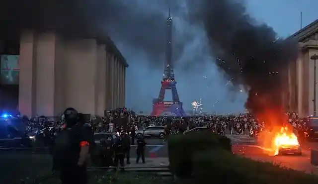Imagem de Comemoração do título do PSG termina com mais de 400 detidos e atos de vandalismo em Paris