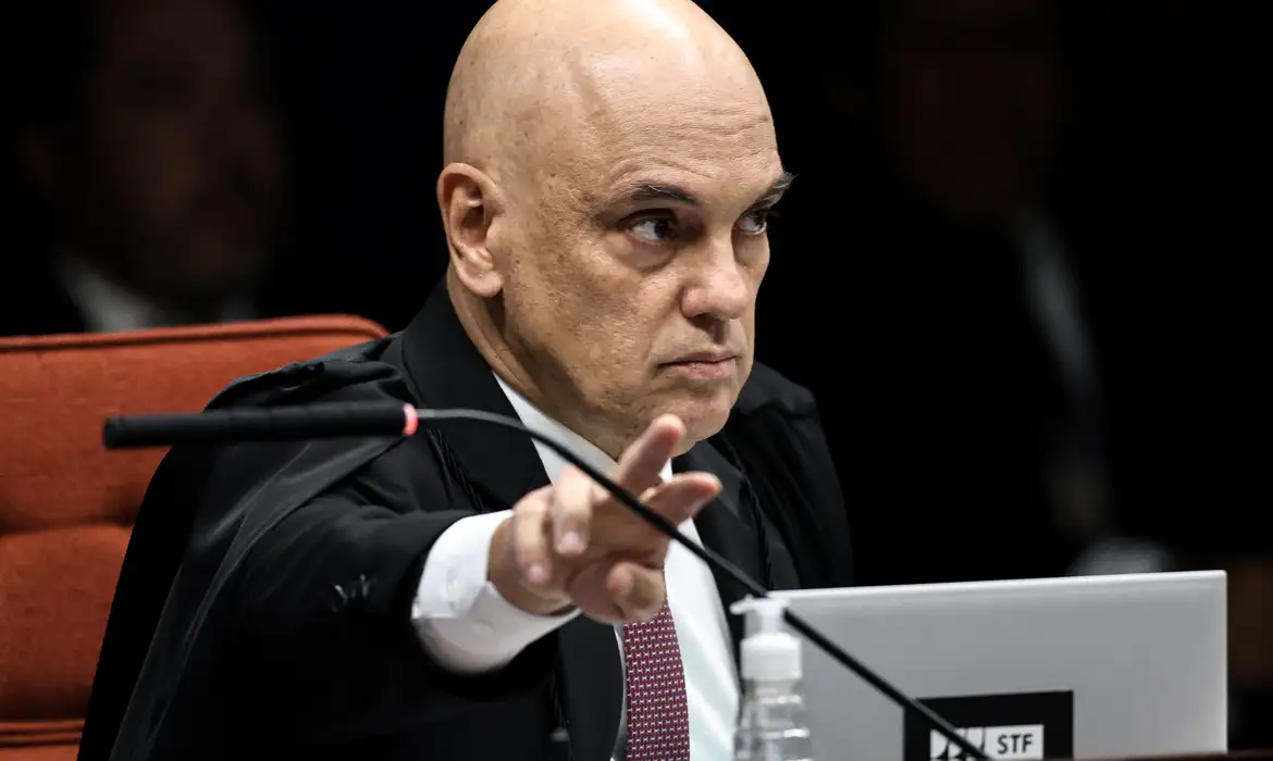 Em decisão atípica, Moraes destituiu seis advogados em processo