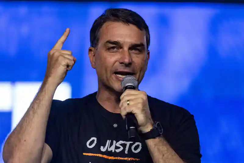 Imagem de Flávio leva decretos de Lula para reunião com Trump
