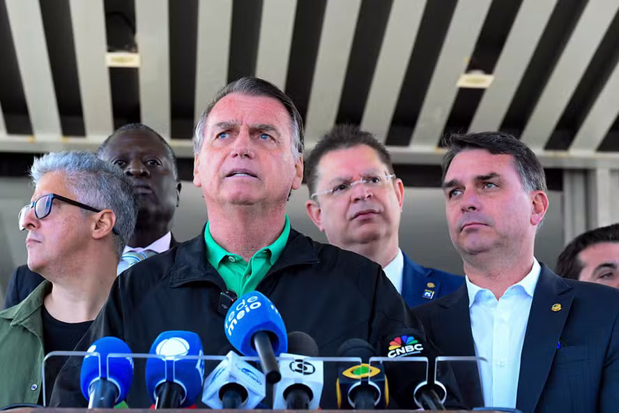 Imagem de “Suprema humilhação”: Bolsonaro reage a tornozeleira e nega plano de fuga do Brasil