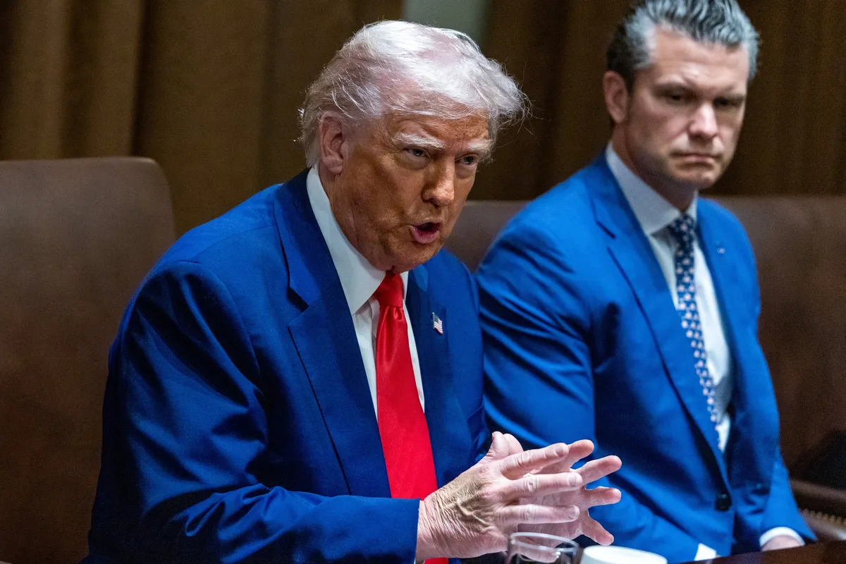 O presidente dos EUA, Donald Trump, ao lado de Pete Hegseth, secretário de Defesa.