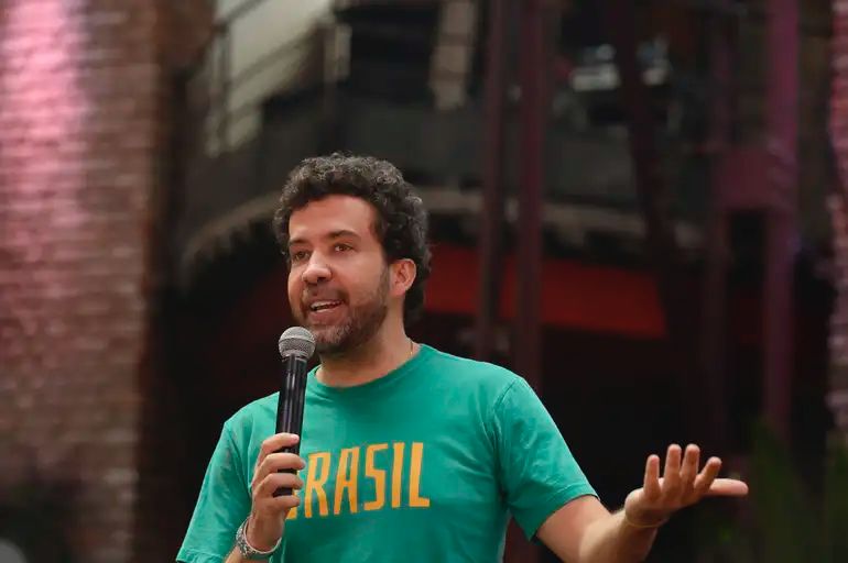 Imagem de Conselho de Ética mira Janones por ofensas a Nikolas; deputado pode ser cassado