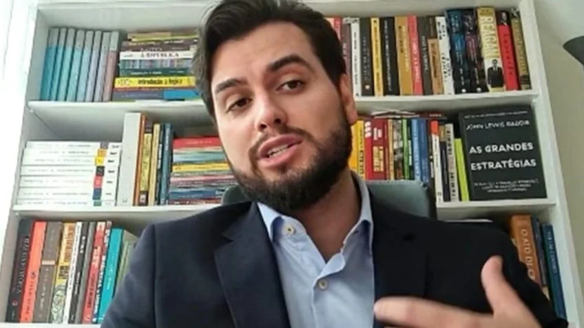 Imagem de Moraes proíbe Filipe Martins de dar entrevista e levanta críticas por cerceamento de liberdade de expressão