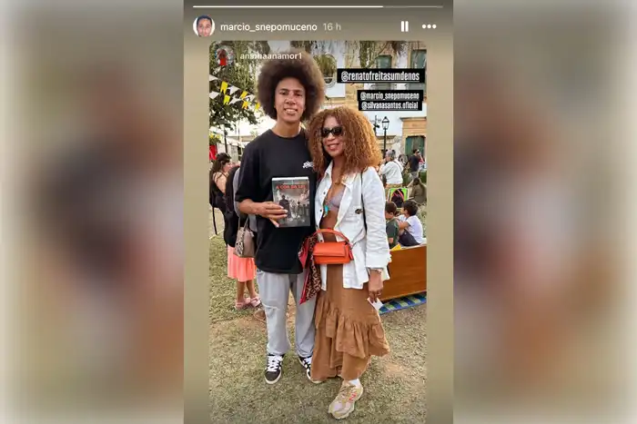 Imagem de Deputado estadual do PT aparece em foto com livro de Marcinho VP e gera polêmica