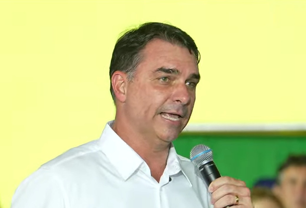Imagem de Flávio Bolsonaro cobra esclarecimentos sobre repasses a ex-assessor de Lula