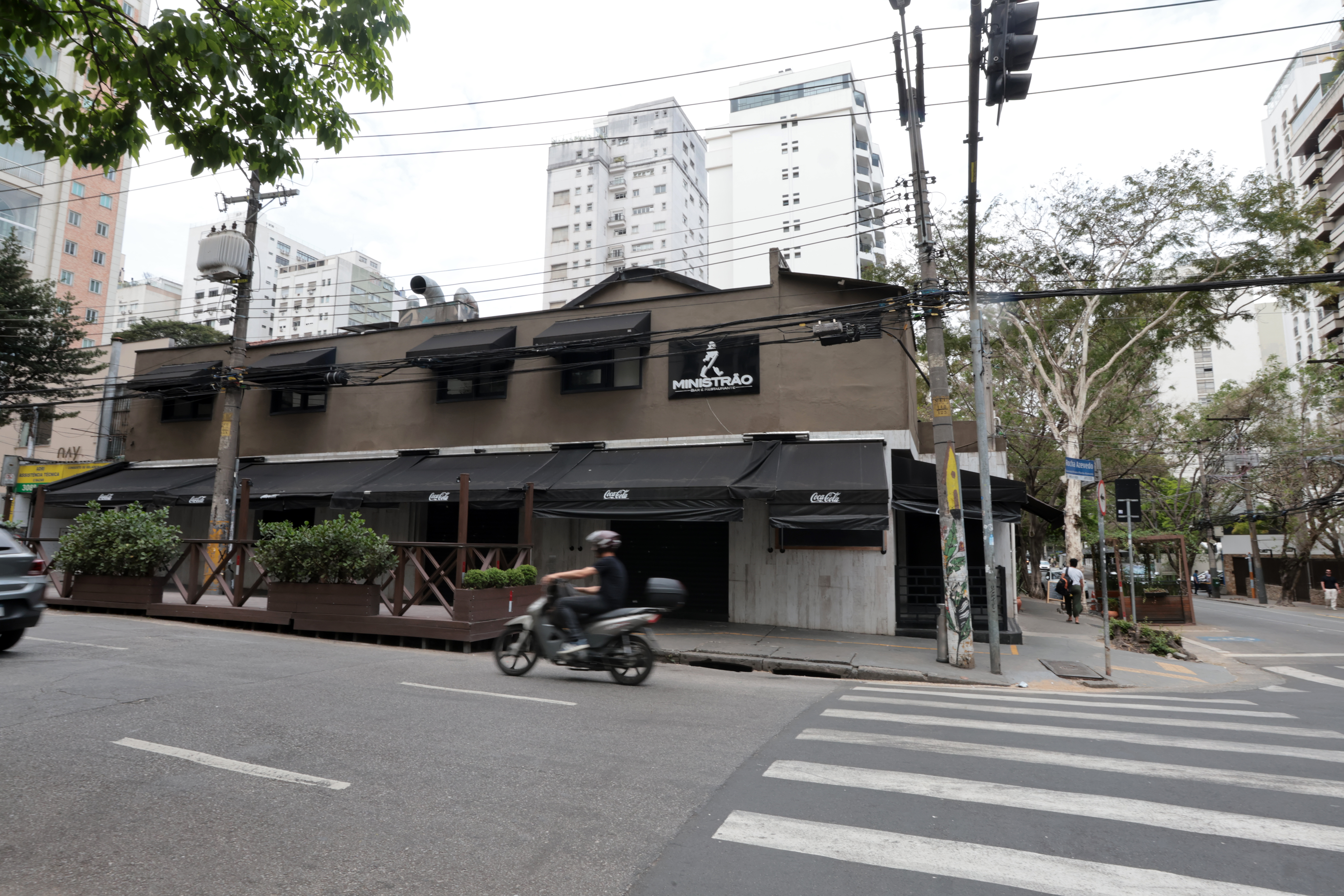 Bar Ministrão, na Av. Lorena com Ministro Rocha Azevedo (Jardins), interditado pela Vigilância Sanitária, após suspeita de bebidas com metanol