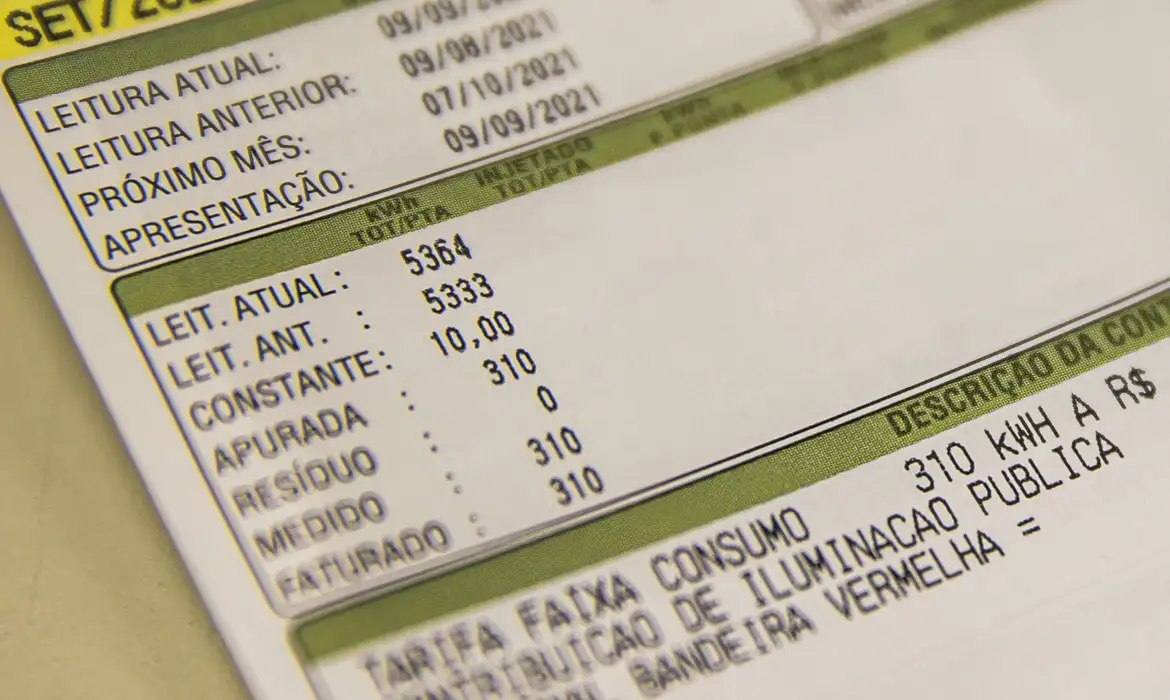 Imagem de Conta de luz terá cobrança extra em maio após decisão da Aneel