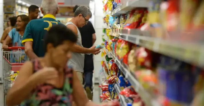 Imagem de Mais de 80% dos brasileiros trocam marcas caras por opções mais baratas no supermercado, revela pesquisa