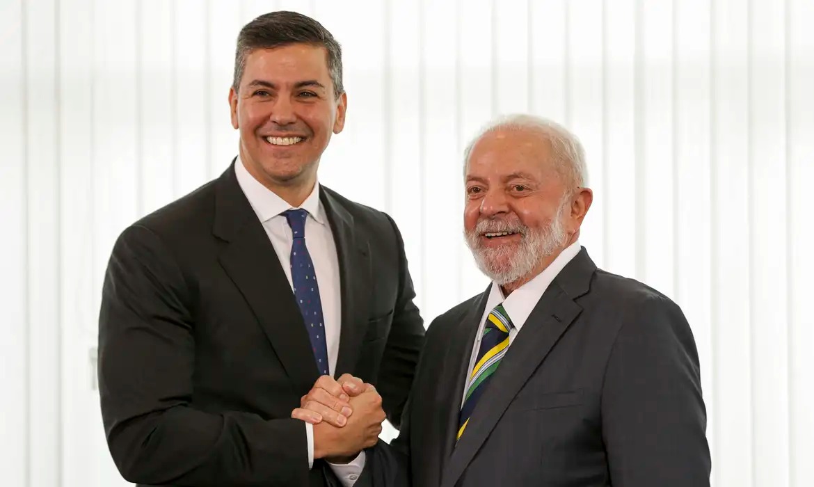 Santiago Peña pediu "total comprometimento" das autoridades brasileiras para esclarecer a espionagem de autoridades paraguaias