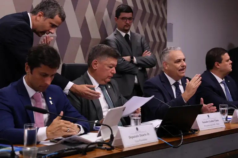 Imagem de Esquema bilionário desvia R$ 714 milhões de aposentados; dupla deixa rastro em fraudes no INSS