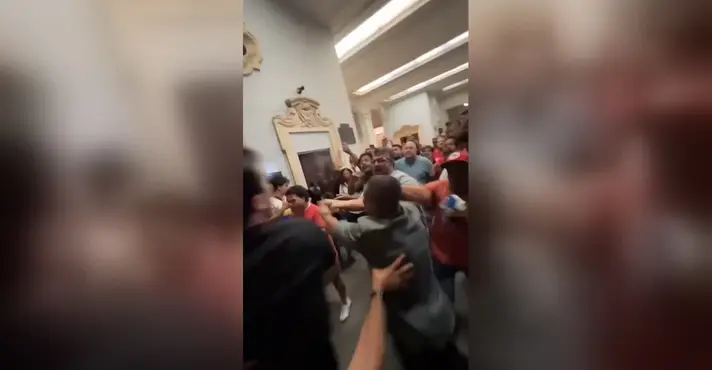 Imagem de Ato da esquerda contra anistia termina em confronto dentro da USP