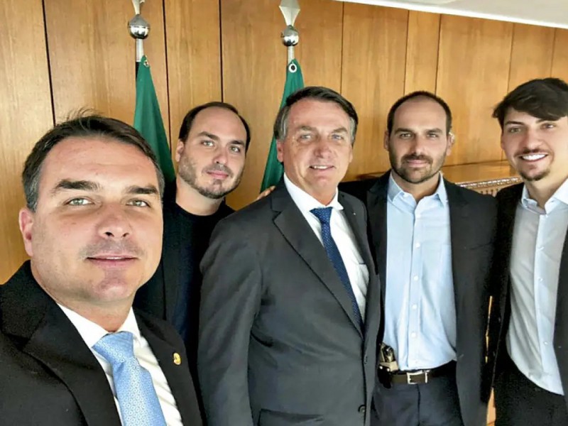 Imagem de Bolsonaro recebe manifestações de apoio dos filhos no dia de julgamento no STF