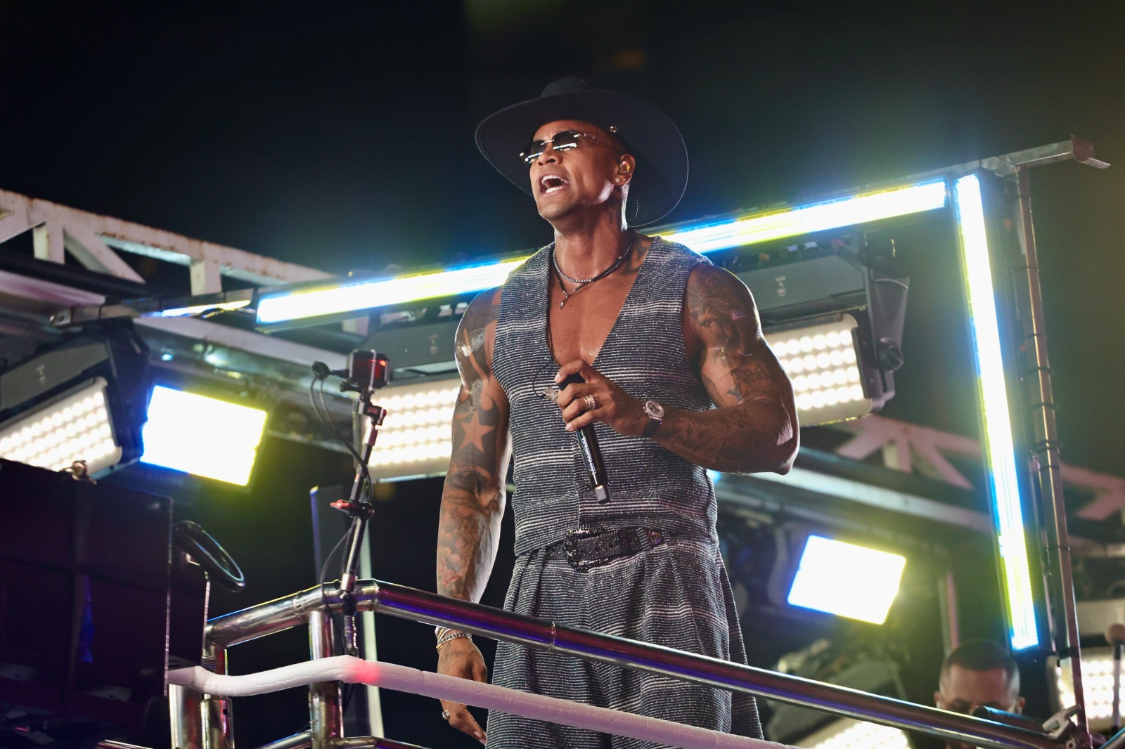 Imagem de Léo Santana comanda Pipoco e arrasta multidão no pré-Carnaval de Salvador