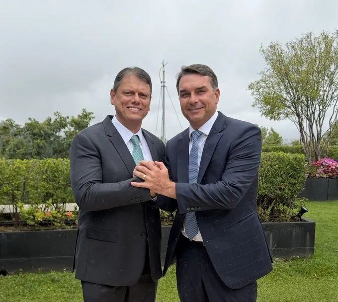 Imagem de Tarcísio será coordenador da campanha de Flávio Bolsonaro em SP