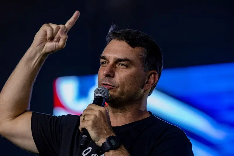Imagem de Flávio Bolsonaro nega vínculo entre operação policial e filme sobre Jair Bolsonaro