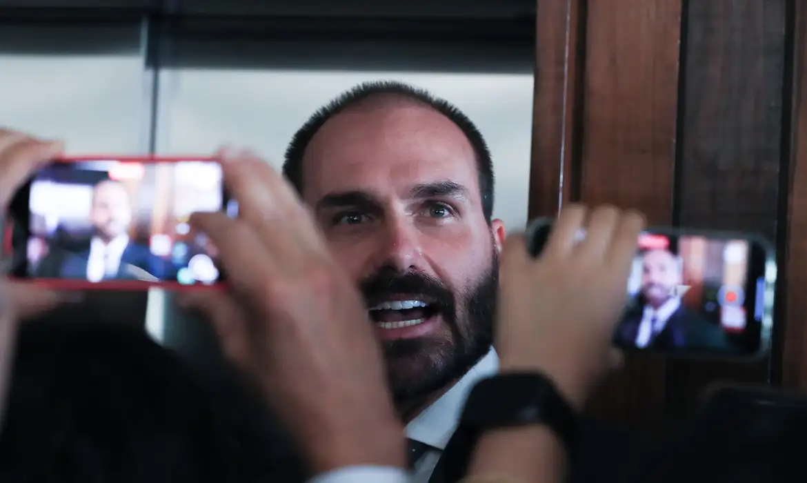 Imagem de Câmara pede ao STF liberação de emendas bloqueadas de Eduardo Bolsonaro e Ramagem