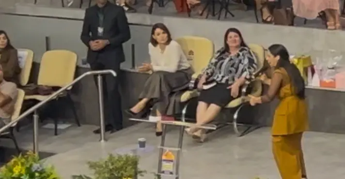 Imagem de Michelle Bolsonaro celebra aniversário em culto e mobiliza apoio em meio à internação do ex-presidente