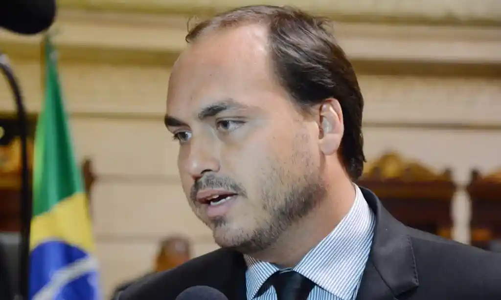 Imagem de Carlos Bolsonaro questiona atuação da PF e cobra tratamento igual em investigações
