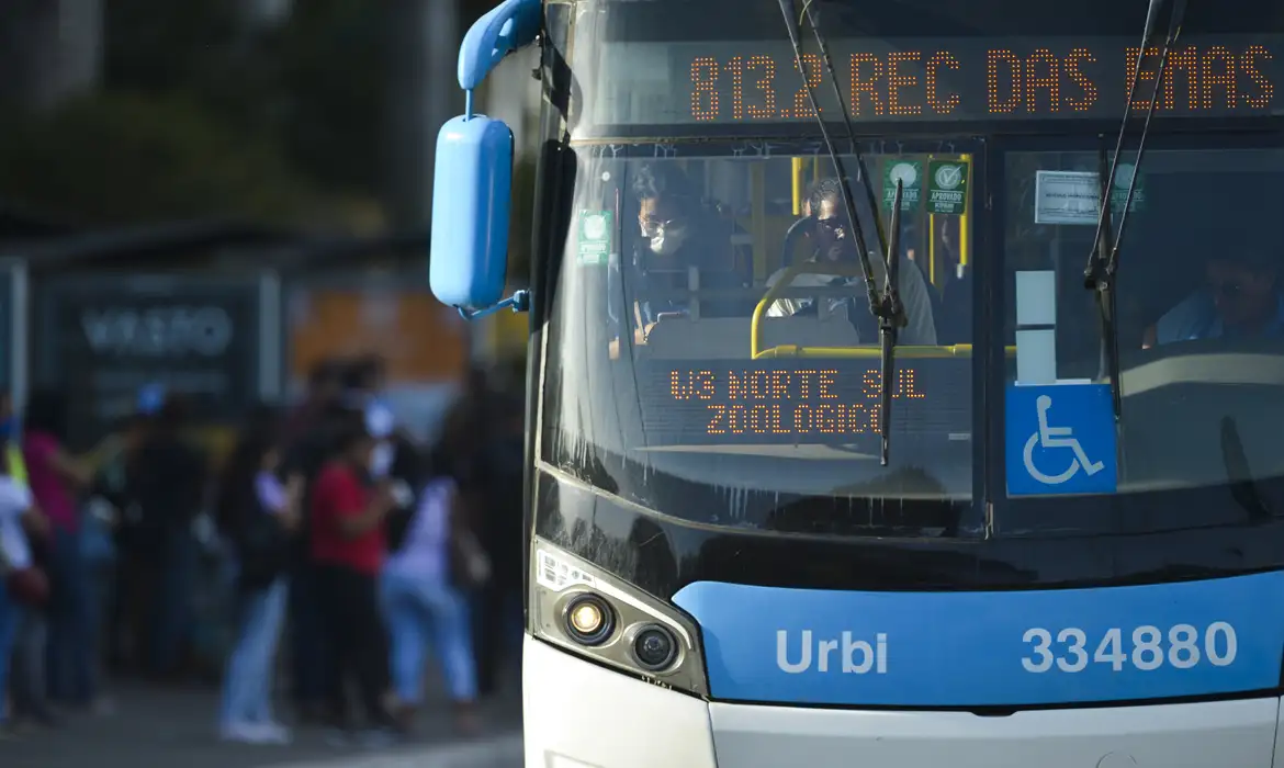 Imagem de Estudo aponta que fim da escala 6x1 pode elevar custos do transporte em até R$ 11 bilhões