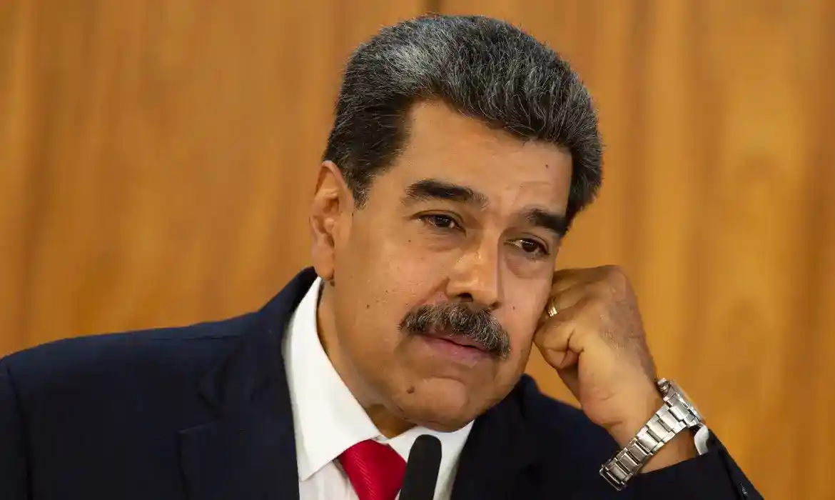 Imagem de Maduro participa de evento político no México com presença de senador do PT