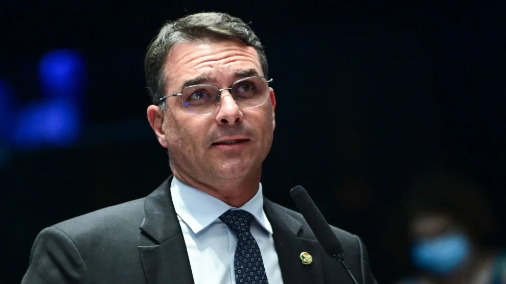 Imagem de Flávio Bolsonaro cobra instalação de CPI do Banco Master após operação contra Ciro Nogueira