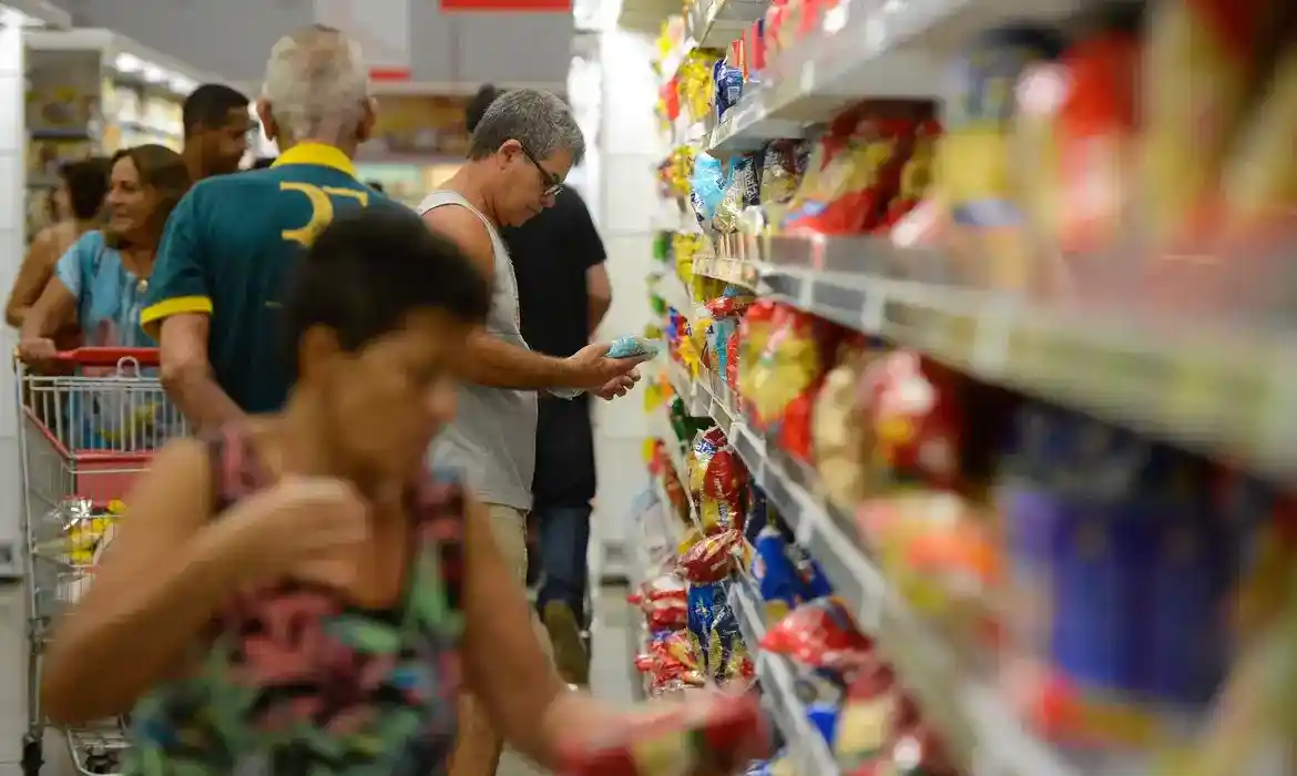 Imagem de “Não há orçamento que dê conta”, diz economista sobre alta do custo de vida no Brasil