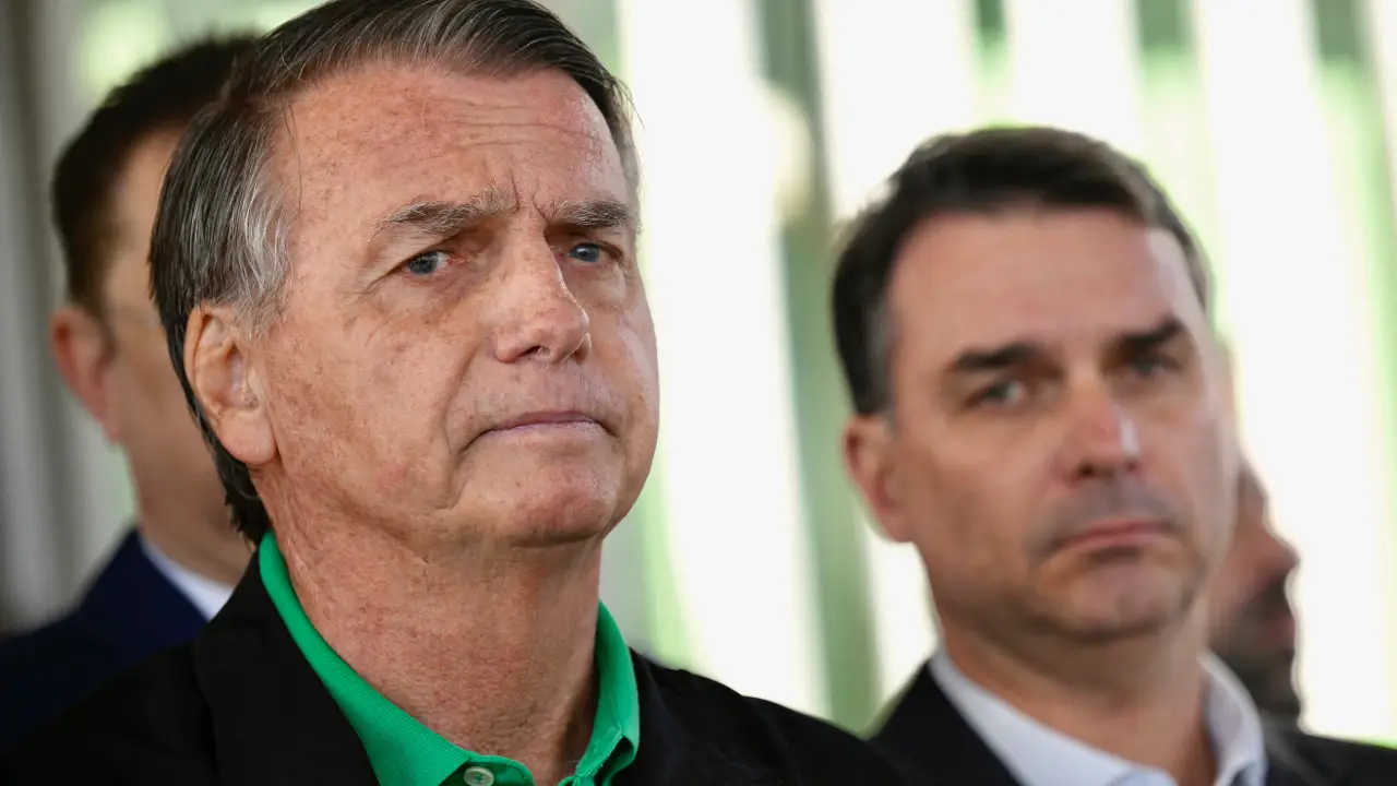 Imagem de Bolsonaro escolhe Flávio como candidato à Presidência em 2026