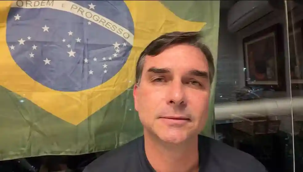 Imagem de Flávio Bolsonaro elogia proposta do TSE e volta a questionar pesquisas eleitorais
