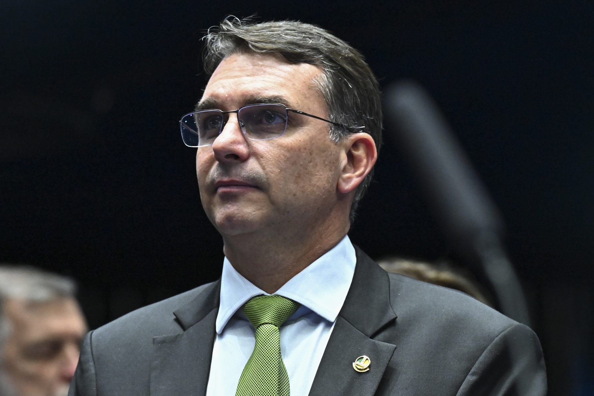 Imagem de Pesquisa aponta Flávio Bolsonaro à frente de Lula em eventual segundo turno de 2026