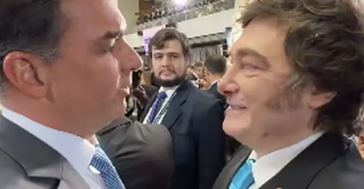 Imagem de Flávio Bolsonaro agradece a Milei por asilo concedido a brasileiro envolvido no 8 de Janeiro