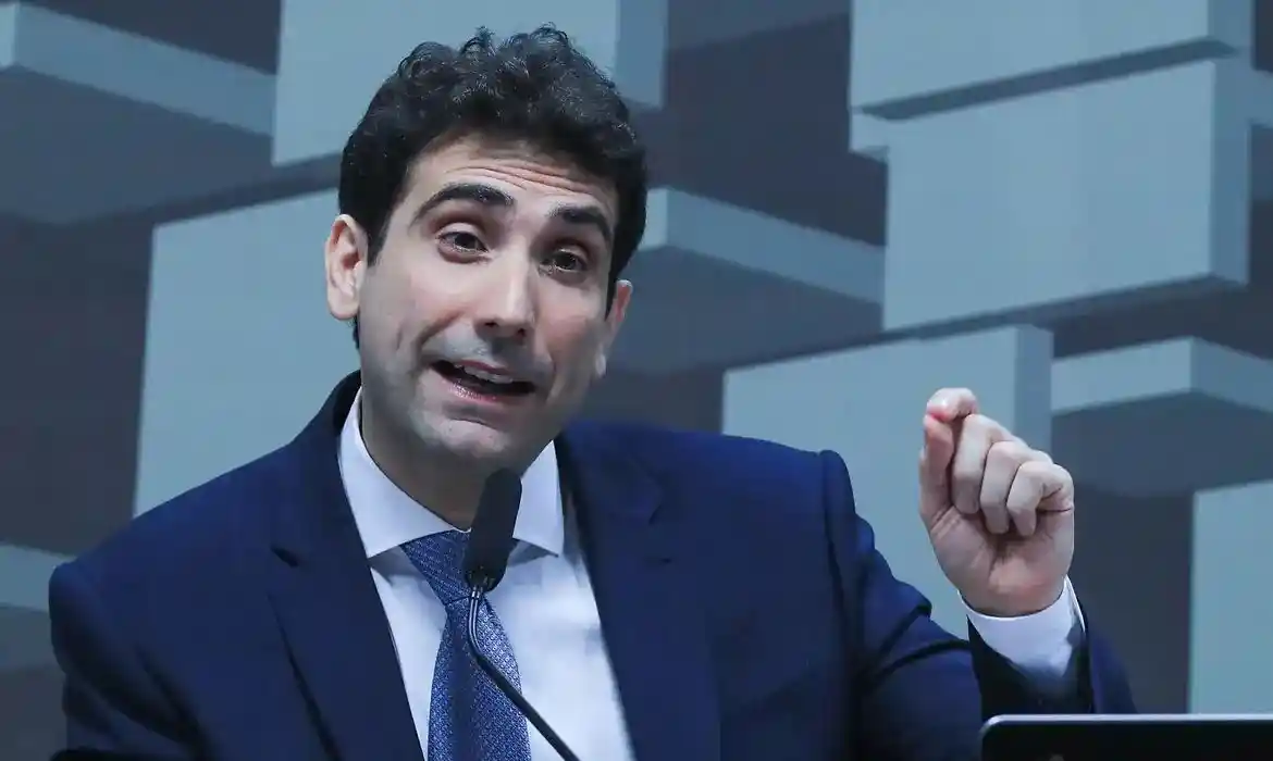 Presidente do Banco Central, Gabriel Galípolo, afirma que não se cogita privatizar o PIX, contestado pelos EUA