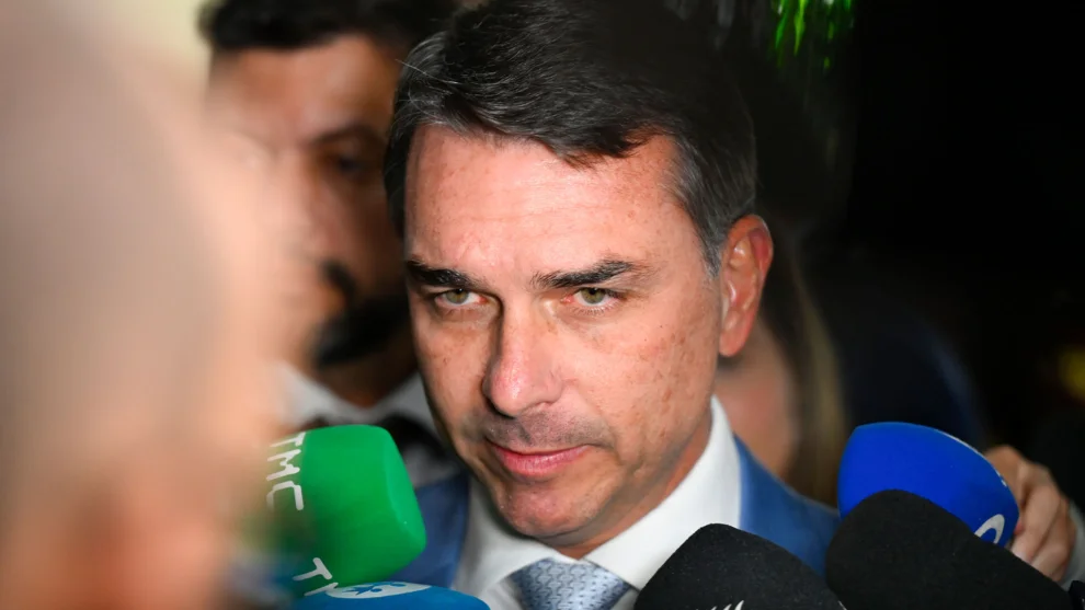 Imagem de "Nunca desrespeitei uma mulher na minha vida", diz Flávio após críticas de Michelle Bolsonaro