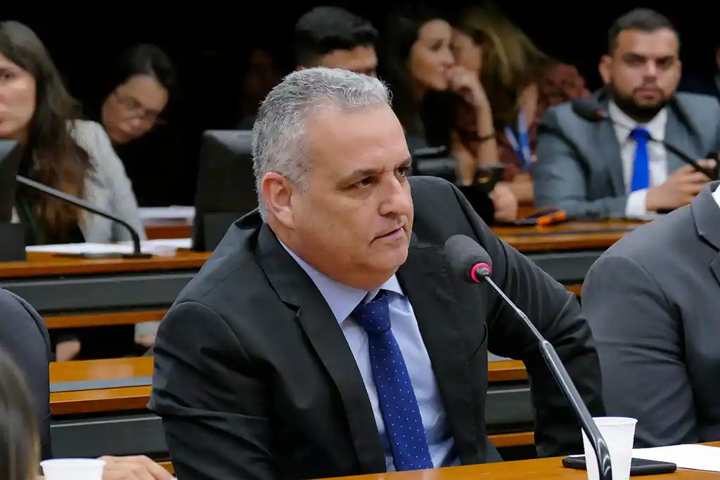 Imagem de Relator da CPMI do INSS ameaça dar voz de prisão a delegado da PF durante oitivas
