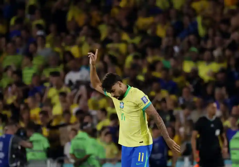 Lucas Paquetá comemora o segundo gol do Brasil sobre o Chile nas Eliminatórias
