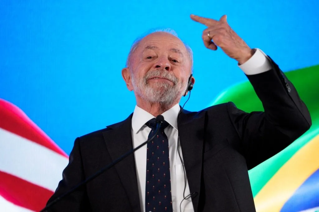 Imagem de Lula ironiza críticas de Milei e responde: "Quem é esse cara?"