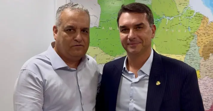 Imagem de Carlos e Eduardo Bolsonaro comemoram escolha de Alfredo Gaspar para vice