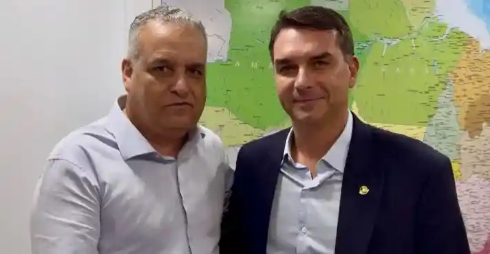 Imagem de Carlos e Eduardo Bolsonaro comemoram escolha de Alfredo Gaspar para vice