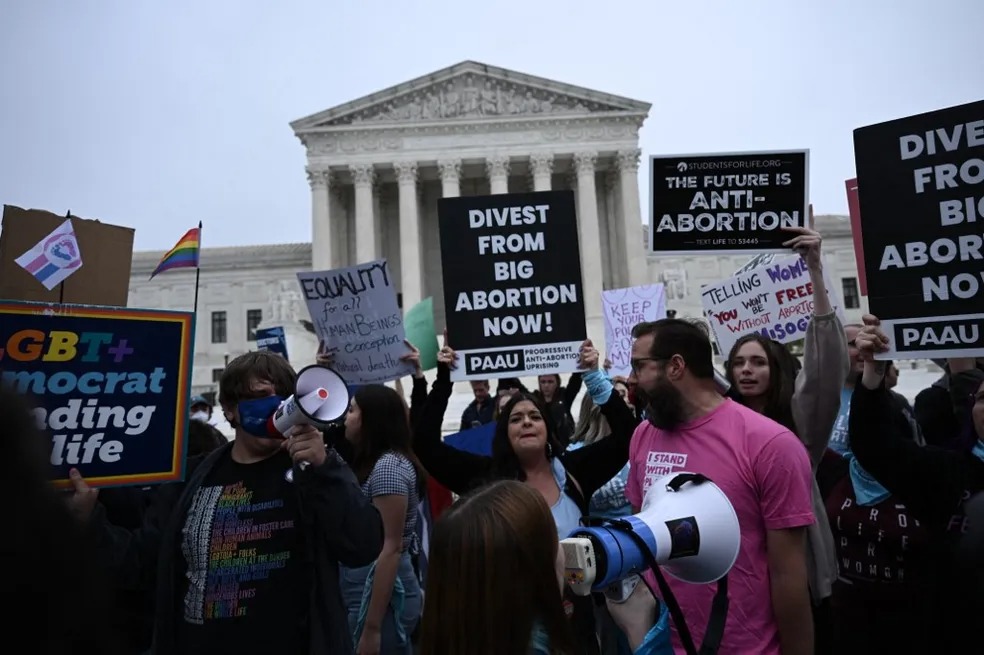 Manifestantes pró e contra aborto protestam em frente à Suprema Corte dos EUA, em Washington
