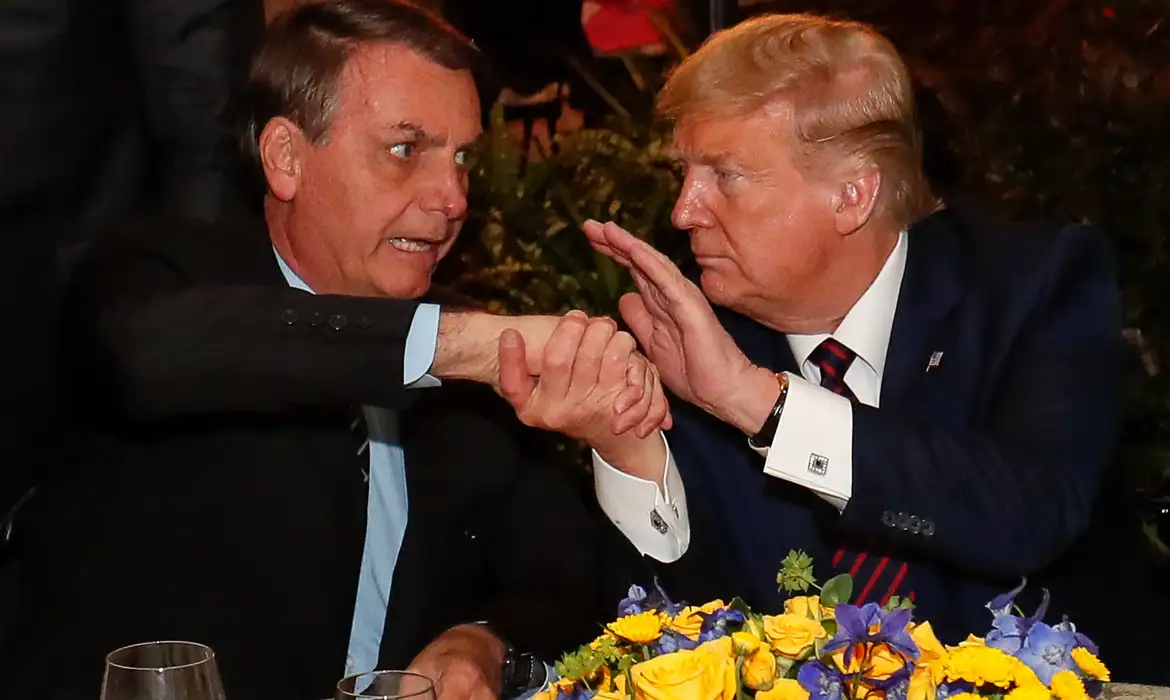 Imagem de Trump volta a defender Bolsonaro e reforça sua importância para milhões de brasileiros
