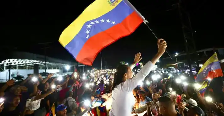 Imagem de Apoiada pelos EUA, María Corina anuncia retorno à Venezuela e cobra justiça internacional contra Maduro