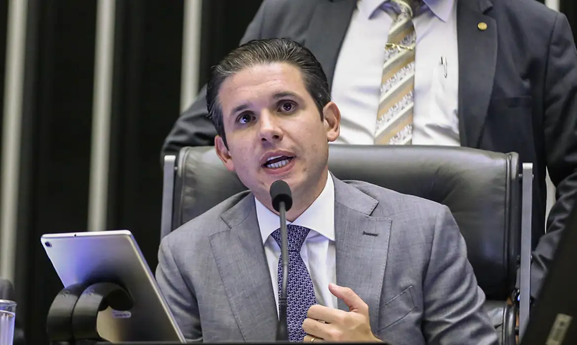 Imagem de Hugo Motta leva ao plenário projeto que pode reduzir pena de Bolsonaro e abre caminho para anistia