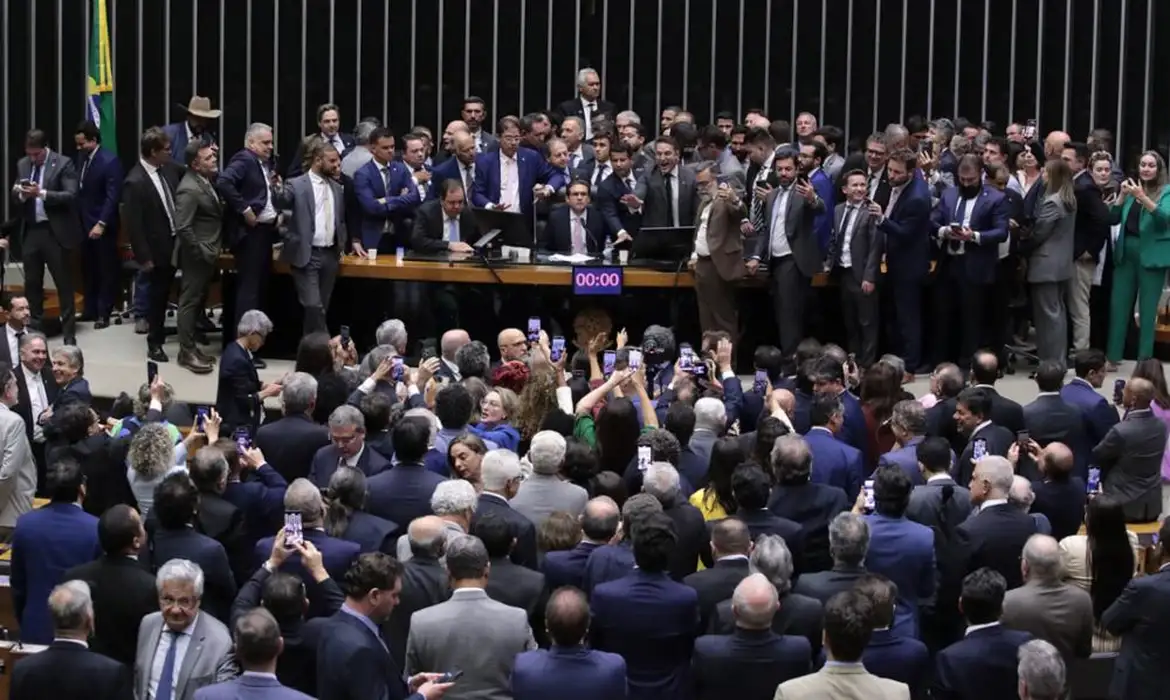 Imagem de Câmara aprova urgência para punir deputados que ocupem plenário