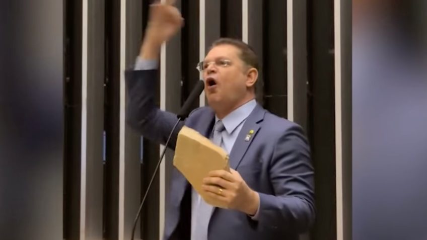 Imagem de Sóstenes Cavalcanti ironiza críticas à polícia e leva pedra à Câmara