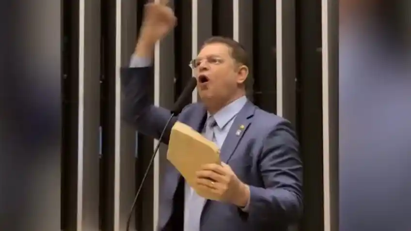 Imagem de Sóstenes Cavalcanti ironiza críticas à polícia e leva pedra à Câmara