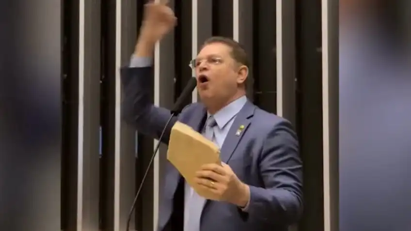 Imagem de Sóstenes Cavalcanti ironiza críticas à polícia e leva pedra à Câmara